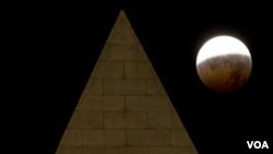 El extremo superior del Monumento de Washington, en la Alameda de la capital de Estados Unidos, acompaña a la Luna en la fotografía del eclipse.