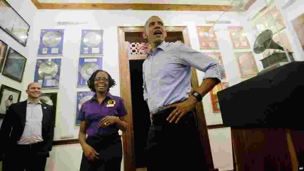 Le président américain Barack Obama visite le musée Bob Marley avec une guide, Natasha Clark, le mercredi 8 Avril, 2015 Kingston, à Jamaïque. Le Conseiller adjoint la sécurité nationale Ben Rhodes se tient à l&rsquo;arrière.