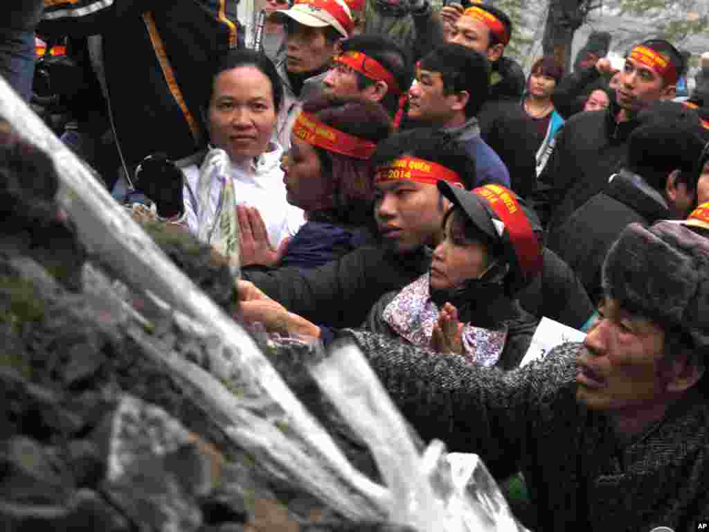 Người biểu tình chống Trung Quốc đặt vòng hoa tại đền Ngọc Sơn ở Hà Nội, ngày 16/2/2014.