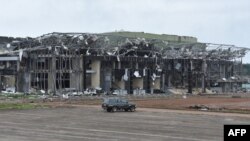 Cette image du 24 mars 2021 montre des dommages à un bâtiment situé dans le camp militaire de Bata où une explosion a eu lieu le 7 mars, tuant 107 personnes et provoquant des dommages importants dans les quartiers voisins.