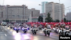 지난달 20일 평양 방문을 마치고 순안비행장으로 향하는 문재인 한국 대통령 차량을 북한 오토바이 부대가 호위하고 있다.