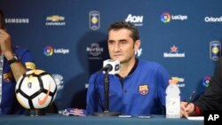 L'entraîneur du FC Barcelone Ernesto Valverde durant une conférence de presse, à Miami aux Etats-Unis le 29 juillet 2017.