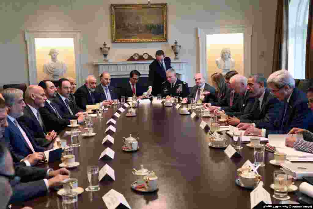 نشست مشترک کاری در قصر سفید میان هیأت امریکایی به رهبری باراک اوباما و هیأت افغان به رهبری محمد اشرف غنی