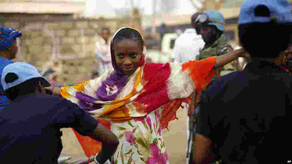 Une femme passe par un contrôle de sécurité avant d&#39;entrer dans un bureau de vote pour le second tour de l&#39;élection présidentielle couplée aux législatives dans le quartier PK5 de Bangui, en République centrafricaine, 14 février 2016.