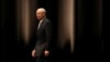 ARCHIVO - El exsecretario de Estado de los Estados Unidos, Colin Powell, sube al escenario para hablar durante un seminario en Tokio, el miércoles 18 de junio de 2014. (Foto AP / Eugene Hoshiko)
