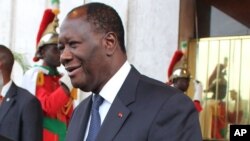 Le président de la Côte d’Ivoire, Alassane Ouattara, à droite, et son homologue indien Pranab Mukherjee, à gauche, se saluent lors de la visite de ce dernier à Abidjan, Côte d’Ivoire, 14 juin 2016.