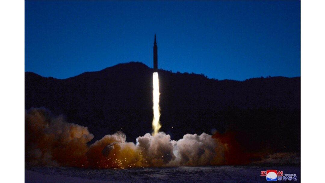 Uji tembak rudal hipersonik Akademi Ilmu Pertahanan DPRK di lokasi yang dirahasiakan di Korea Utara, 11 Januari 2022. (KCNA via KCN/AFP)