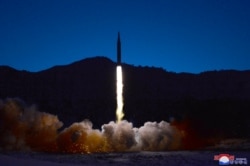 Uji tembak rudal hipersonik Akademi Ilmu Pertahanan DPRK di lokasi yang dirahasiakan di Korea Utara, 11 Januari 2022. (KCNA via KCN/AFP)