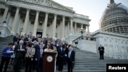 Pemimpin Minoritas di Kongres AS Nancy Pelosi dan rekan-rekannya menggelar apel mendukung kesepakatan nuklir dengan Iran di tangga parlemen, Gedung Capitol AS, sebelum berlangsungnya pemungutan suara di Kongres.