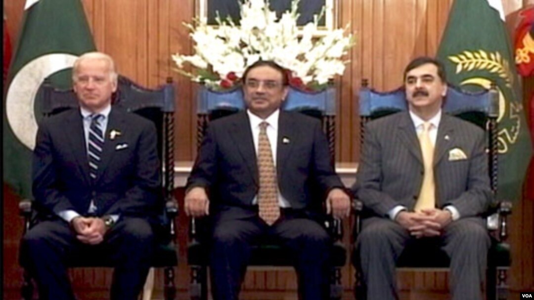 Dari kiri ke kanan, Wakil Presiden Amerika Joe Biden, Presiden Pakistan Asif Ali Zardari dan Perdana Menteri Pakistan Yousaf Raza Gilani.