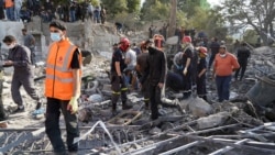 Tim penyelamat mencari korban selamat di lokasi serangan udara Israel yang menargetkan Desa Almat di utara Beirut pada 10 November 2024. (Foto: AFP)