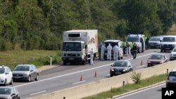 奥地利警察在维也纳以南的帕尔诺多尔夫镇附近高速公路边检查一辆被截停的货车。 （2015年8月27日）