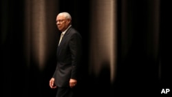 ARCHIVO - El exsecretario de Estado de los Estados Unidos, Colin Powell, sube al escenario para hablar durante un seminario en Tokio, el miércoles 18 de junio de 2014. (Foto AP / Eugene Hoshiko)