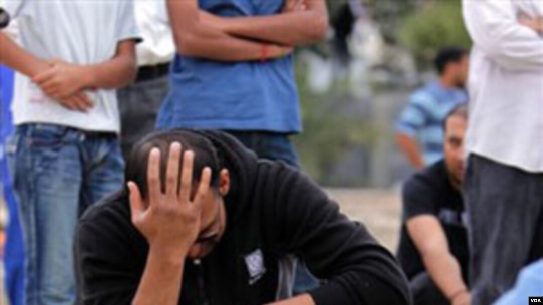 Salah seorang pelayat pada upacara pemakaman aktivis Bahrain, Jumat (18/3).