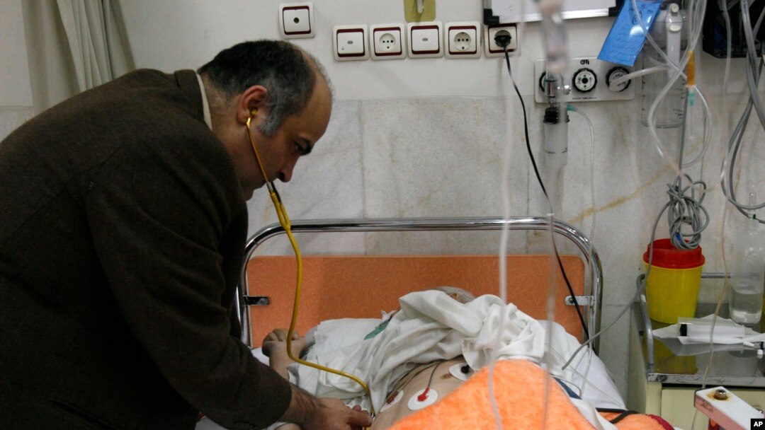 Dr. Ciamak Morsathegh, ketua Komite Yahudi Teheran di Sapir Charity Hospital, yang dimiliki oleh komunitas Yahudi Iran pada 2007. 