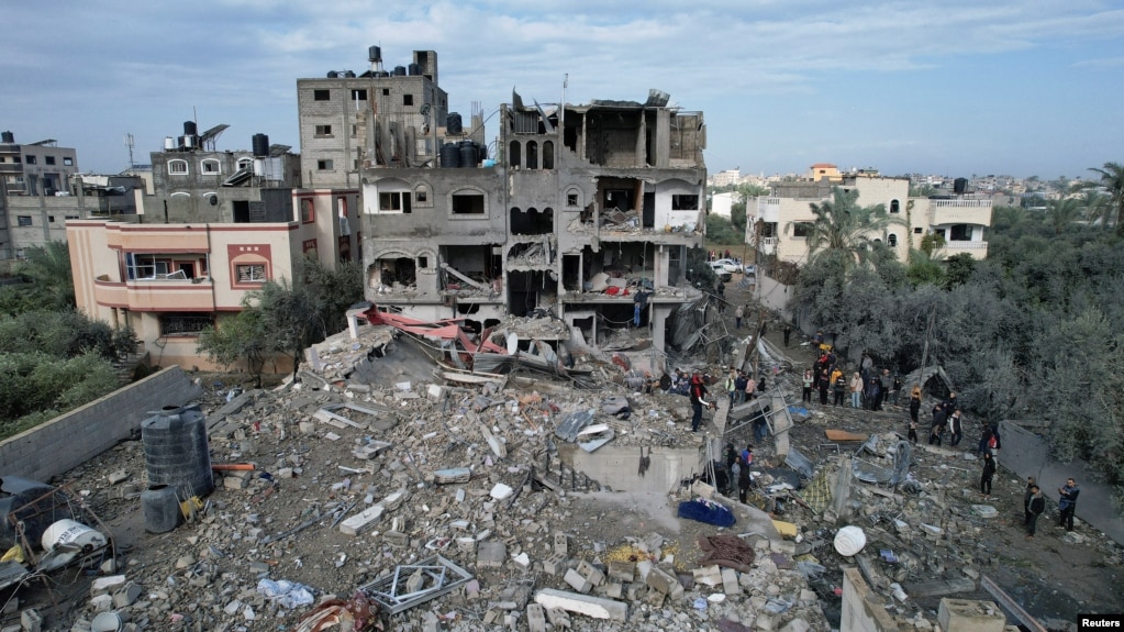 25일 가자지구 중부 마그하지에서 공습으로 무너진 건물.