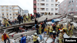 این ساختمان مسکونی روز چهارشنبه در بخش آسیایی استانبول فرو ریخت