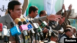 Chaudhry Pervez Elahi speaks to supporters at a campaign rally in Kasur, about 55 km south of Lahore, February 14, 2008.