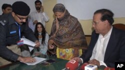 دکورنيو چارو وزير رحمان ملک ويلي چې دډزې کوونکي تن تعلق دايليټ فورس سره ؤ او هغه دناموس رسالت قانون په توهين سلمان تاثير وژلى دى.