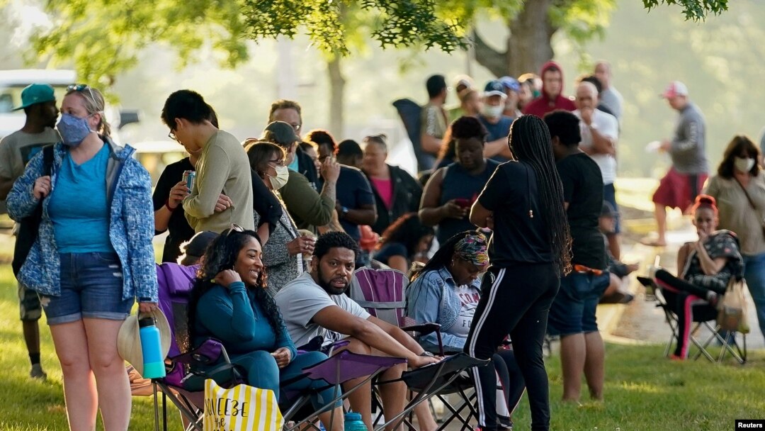 Cientos de personas hacen fila en el exterior de un centro de Francfort, Kentucky, para solicitar beneficios por desempleo el 18 de junio de 2020.