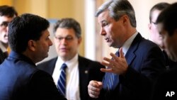 Ron Klain (izquierda), conversa con el senador estadounidense Sheldon Whitehouse. 