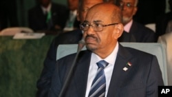 Presiden Sudan Omar al-Bashir saat menghadiri KTT Uni Afrika di Abuja, Nigeria (15/7). Al-Bashir segera kembali ke Khartoum, Sudan di tengah seruan penangkapannya.