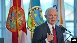 El fiscal general de EE.UU., Jeff Sessions habla sobre las políticas de inmigración en el Condado Miami-Dade, en Florida. Agosto 16, 2017. 