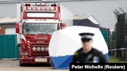 英国警方2019年10月23日凌晨在埃塞克斯郡一辆卡车货柜里发现39具尸体。