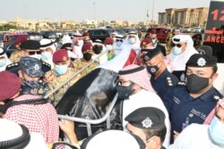 El cuerpo del difunto emir de Kuwait, el jeque Sabah al-Ahmed al-Sabah, quien murió después de un tratamiento en EE. UU., es llevado al cementerio por miembros de la familia acompañado de una procesión fúnebre, en la ciudad de Kuwait, el 30 de septiembre de 2020.