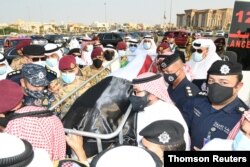 El cuerpo del difunto emir de Kuwait, el jeque Sabah al-Ahmed al-Sabah, quien murió después de un tratamiento en EE. UU., es llevado al cementerio por miembros de la familia acompañado de una procesión fúnebre, en la ciudad de Kuwait, el 30 de septiembre de 2020.