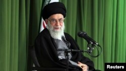 Pemimpin Agung Iran Ayatollah Ali Khamenei saat menghadiri pertemuan dengan para ilmuwan nuklir dan manager di Teheran, 22 Februari 2012 (Foto: dok).