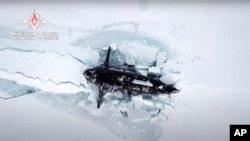Всплытие российской атомной подводной лодки во льдах Арктики в ходе военных учений. Архивное фото. Март 2021.
