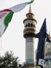 Iranci podižu zastavu i maketu projektila tokom proslave nakon napada na Izrael, 15. april 2024.