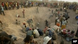 (FILE) -- This Nov. 1, 2006 file photo shows miners digging for diamonds in Marange, eastern Zimbabwe. 