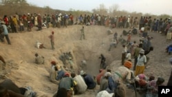 (FILE) -- This Nov. 1, 2006 file photo shows miners digging for diamonds in Marange, eastern Zimbabwe. 