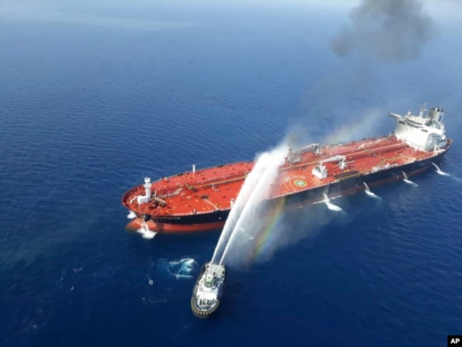 Иранское пограничное судно пытается потушить пожар на борту танкера, 13 июня 2019 года
