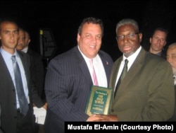 Imam Mustafa El-Amin memberikan kita suci Al-Quran pada Gubernur New Jersey Chris Christie, 24 Juli 2012.