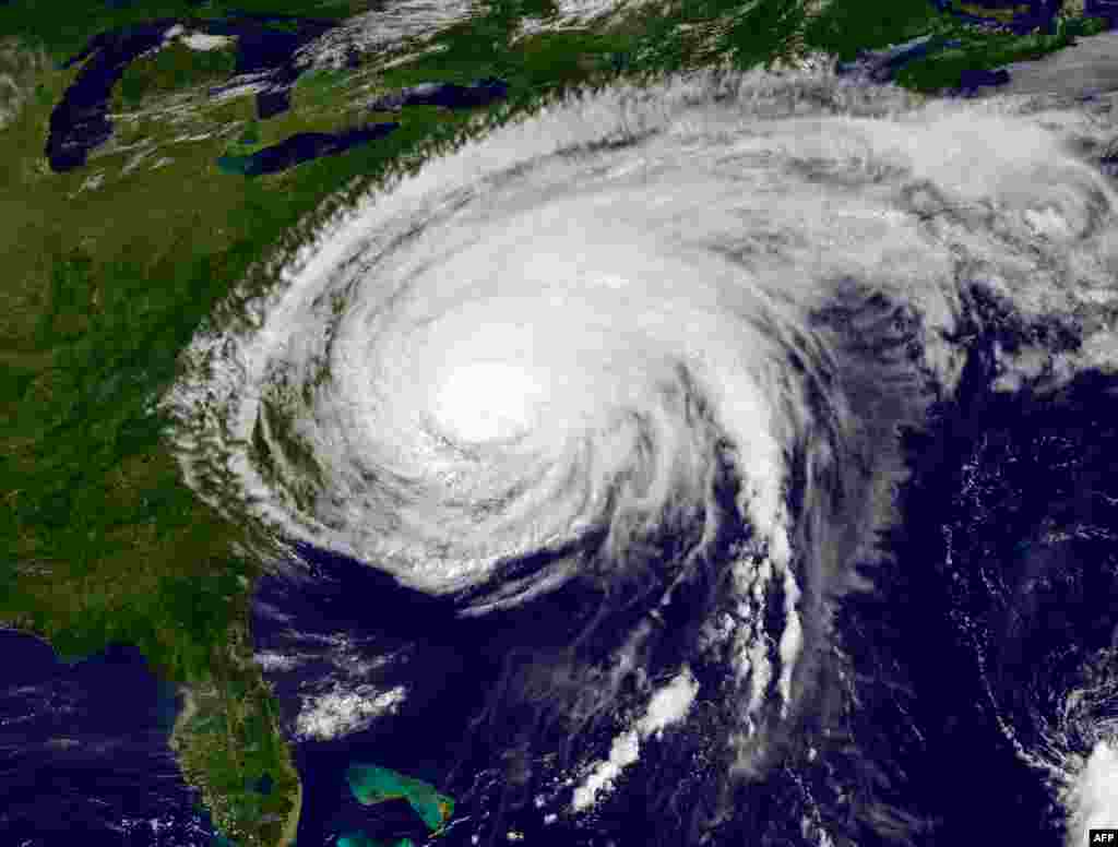 This NASA satellite image shows Hurricane Irene moving over the U.S. east coast in the Atlantic Ocean, August 27, 2011. (Reuters / NASA-NOAA)