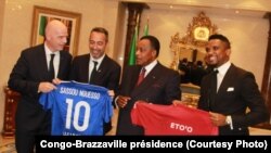 Président Denis Sassou N’Guesso (2e à D) ayambi mokambi ya Fifa Gianni Infatino (1er à G) na Sameul Eto’o (1er D) mpe Youri Djorkaeff, basani ya kala ya lisano ndembo, Brazzaville, Congo, 29 novembre 2019. (Congo-Brazzaville présidence)