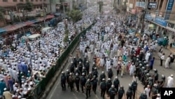Bangladeshi activists of several Islamic groups join a rally protesting the persecution of Rohingya Muslims in Myanmar, after Friday prayers in Dhaka, Bangladesh, Nov. 25, 2016. Myanmar does not recognize the Rohingya as citizens.
