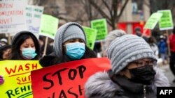 La gente sostiene pancartas durante una protesta en apoyo de los trabajadores de Amazon en Union Square, Nueva York, el 20 de febrero de 2021.