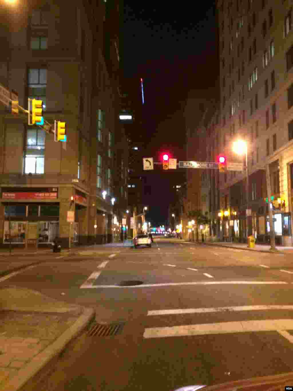 现在已经宵禁的巴尔的摩街头，街上零零散散有一些路人，而大部分是媒体人和警察以及军人。（美国之音王子扬拍摄）