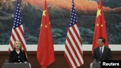 Ministro chinês dos Negócios Estrangeiros, Yang Jiechi, e a secretária de Estado americana, Hillary Clinton, em Pequim (foto de arquivo) 
