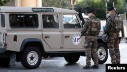 Des soldats sécurisent le lieu de l'attaque dans la banlieue de Paris, à Levallois-Perret, France, le 9 août 2017