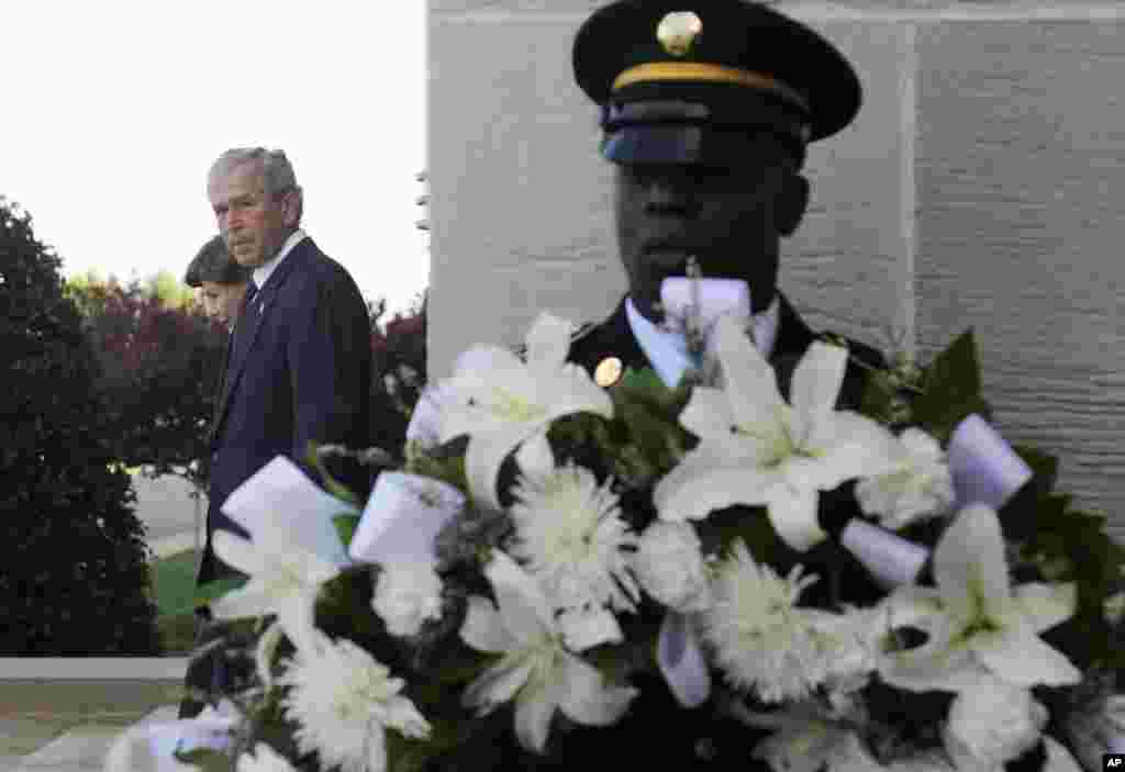 Former U.S. President George W. Bush (2nd L) arrives with his wife Laura Bush to place a wreath at the site of the September 11, 2001 (9/11) attack at the Pentagon near Washington September 10, 2011. REUTERS/Jonathan Ernst (UNITED STATES - Tags: POLITIC