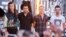 Para anggota One Direction dari kiri ke kanan: Harry Styles, Liam Payne, Niall Horan dan Louis Tomlinson saat tampil dalam acara stasiun televisi ABC "Good Morning America," di New York (4/8). 
