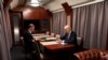 El presidente Joe Biden (derecha) sentado en un tren con el asesor de Seguridad Nacional Jake Sullivan mientras repasa su discurso con motivo del primer aniversario de la guerra en Ucrania, el lunes 20 de febrero de 2023, antes de llegar a Kiev. 