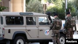 Des soldats sécurisent le lieu de l'attaque dans la banlieue de Paris, à Levallois-Perret, France, le 9 août 2017