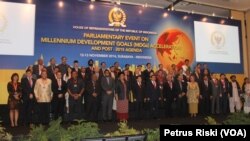 Para delegasi parlemen kawasan Asia Pasifik pada sesi foto bersama pada pertemuan di Surabaya, 12 November 2014 (Foto: VOA/Petrus)