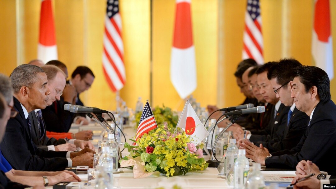 U.S. President Barack Obama speaks to Japanese Prime Minister Shinzo Abe (R) during their meeting at the Akasaka Palace in Tokyo, April 24, 2014.